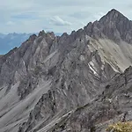 Mountains فندق