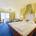 Отель Mountains 4*