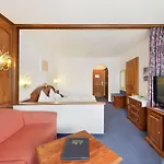 Отель Mountains 4*